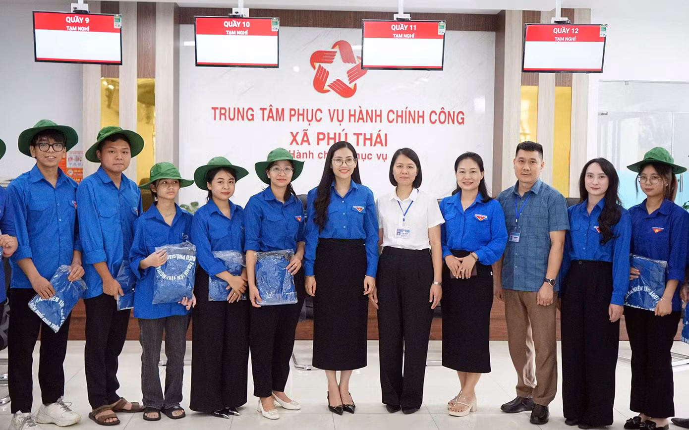 Chị Nguyễn Thị Thủy - Phó Chủ tịch MTTQ Việt Nam thành phố, Bí thư Thành Đoàn Hải Phòng (giữa) đã đi thăm, động viên, tặng quà các đội TNTN thực hiện nhiệm vụ hỗ trợ người dân làm thủ tục hành chính tại Trung tâm phục vụ hành chính công các xã: Lai Khê, Phú Thái trong những ngày đầu vận hành chính quyền địa phương 2 cấp.
