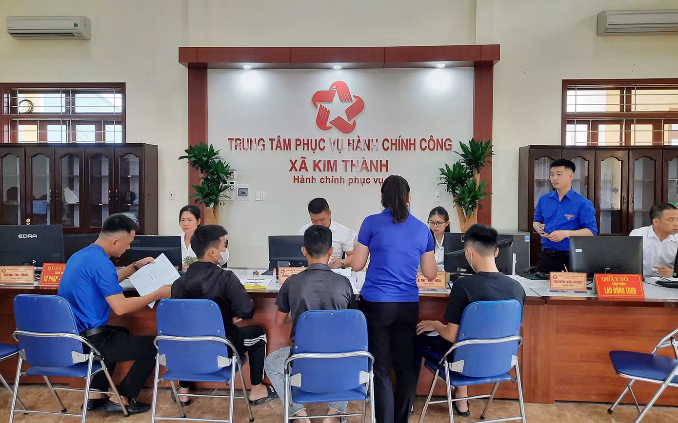 Ghi nhận tại Trung tâm phục vụ hành chính công phường Hồng An, phường Tân Hưng, xã Kim Thành, hàng chục đoàn viên thanh niên trực 2 ca sáng và chiều, trong giờ hành chính để hỗ trợ phân loại, hướng dẫn người dân thực hiện quy trình giải quyết các thủ tục hành chính.