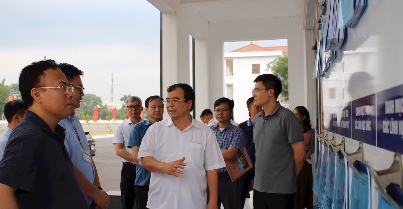 Ông Nguyễn Minh Hùng (áo trắng) và đoàn công tác kiểm tra công tác chuẩn bị tổ chức vận hành thử nghiệm tại phường Lê Đại Hành, TP Chí Linh. Ảnh: Phong Tuyết