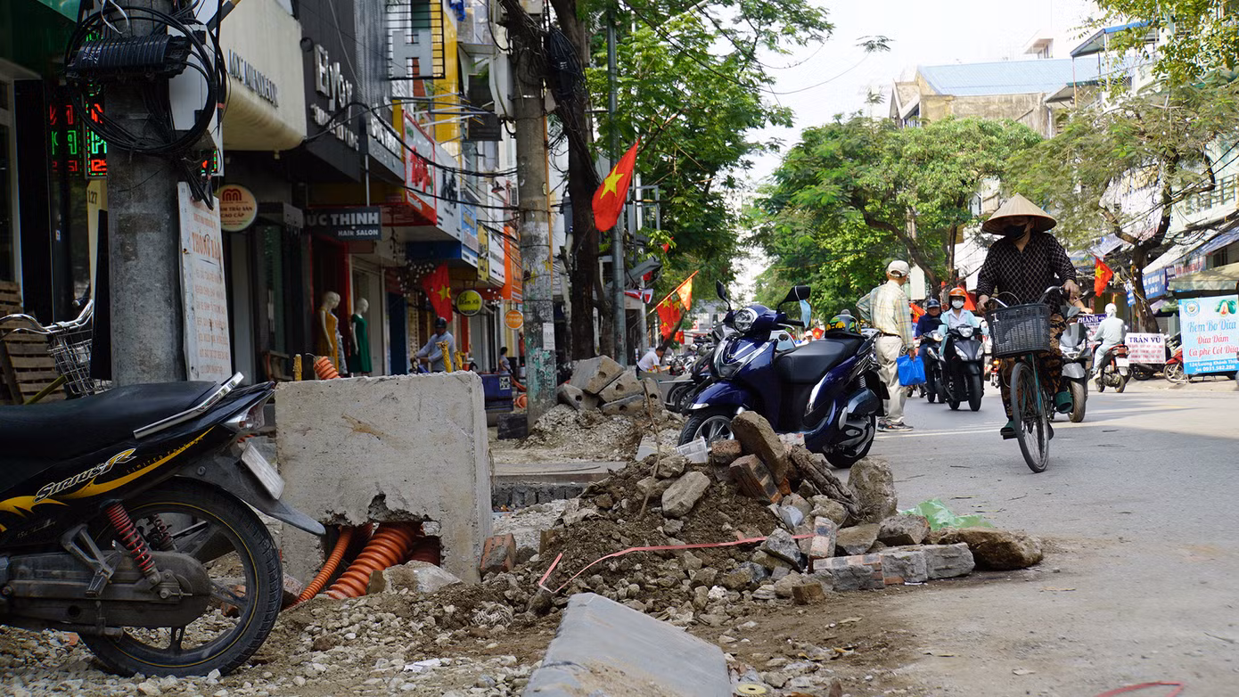 Tương tự, khu phố Lương Khánh Thiện (quận Ngô Quyền) cũng được thi công từ cuối năm 2024, song đến nay tuyến phố này vẫn ngổn ngang vật liệu, gạch đá. Hàng trăm hộ kinh doanh dọc phố trung tâm này chật vật vì không bán được hàng, cuộc sống bị đảo lộn.
