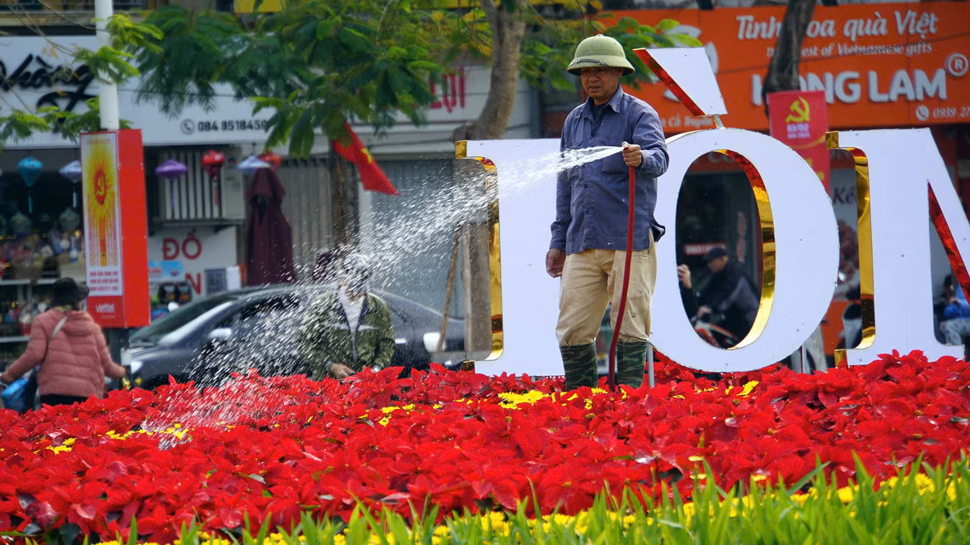 Công nhân tưới nước, chăm sóc cây hoa trang trí dọc vườn hoa trung tâm thành phố Hải Phòng.