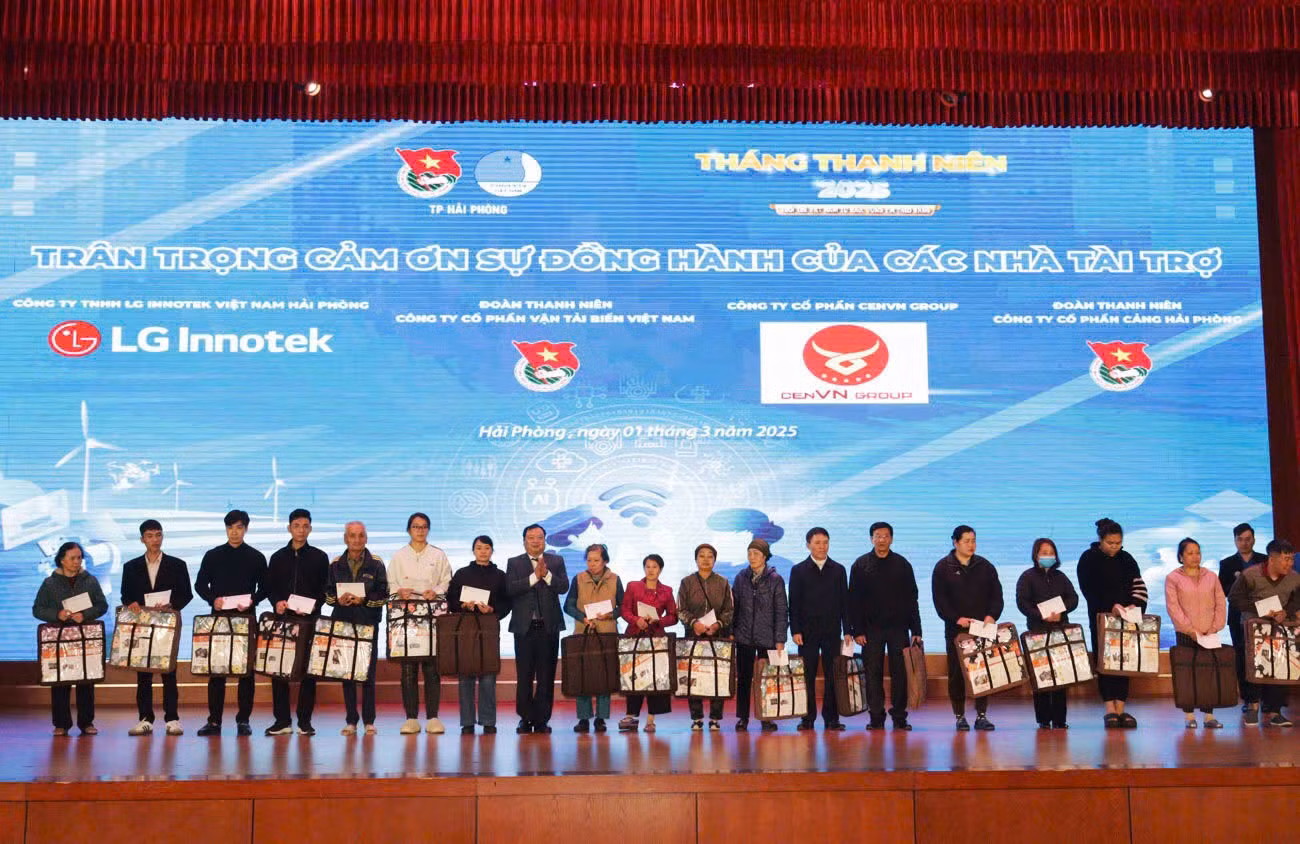 Cơ quan, đơn vị, tổ chức trao tặng quà các gia đình có hoàn cảnh khó khăn.