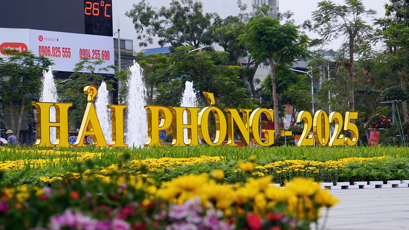 Chị Ngọc (người Hải Phòng) cho biết, mỗi dịp Tết đến, dải vườn hoa trung tâm được trang trí nhiều loài hoa tươi rực rỡ. Tuy nhiên, khoảng 10 năm nay, thành phố không trang trí linh vật theo chủ đề năm như nhiều tỉnh khác.