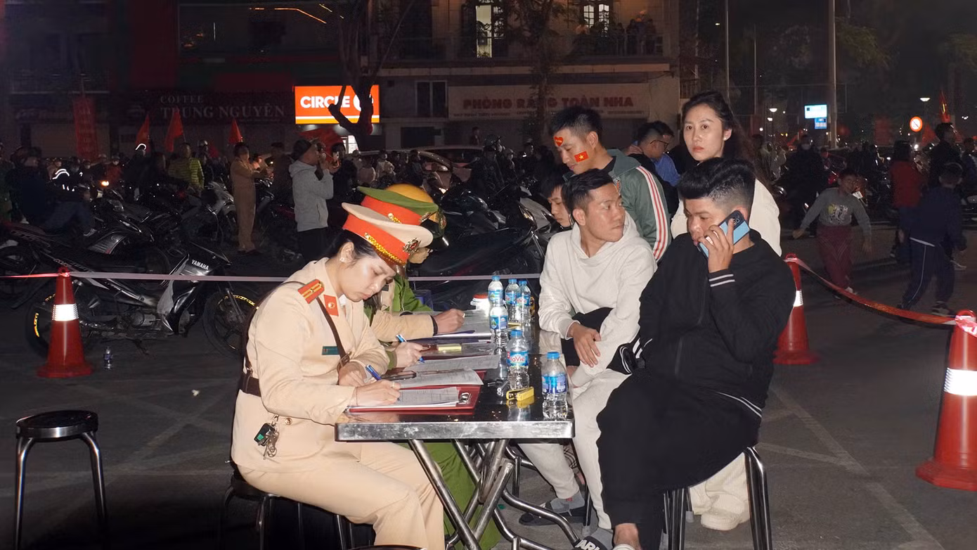 Cảnh sát đã dừng nhiều phương tiện, xử phạt hàng loạt tài xế vi phạm các lỗi: Không đội mũ bảo hiểm, nồng độ cồn, chở quá số người... đồng thời, tiếp tục ngăn chặn, xử lý các hành vi vi phạm khác...