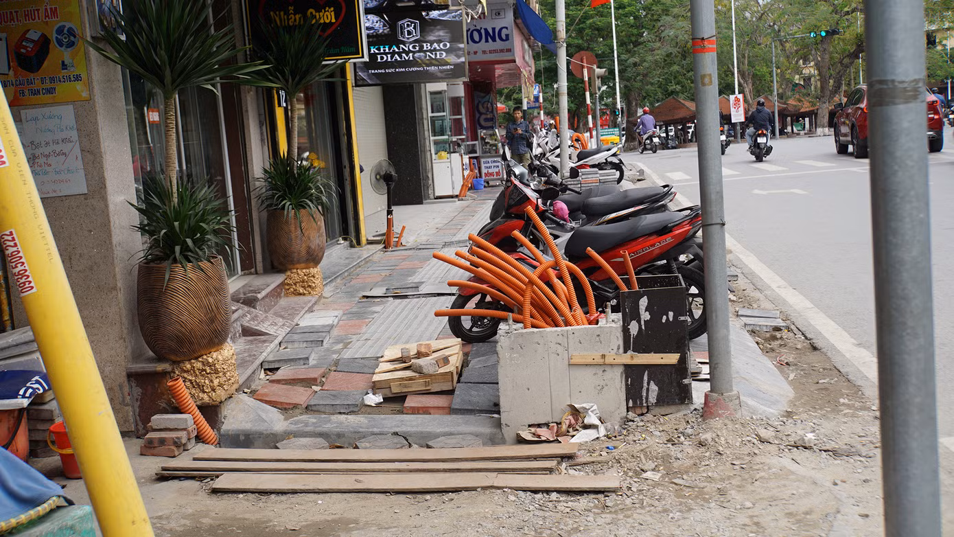 Trong đó, dự án sửa chữa vỉa hè phố Cầu Đất, Lương Khánh Thiện, Nguyễn Khuyến (quận Ngô Quyền) được triển khai từ cuối năm 2024, dự kiến hoàn thành giữa năm 2025. Tuy nhiên, đến nay nhiều hạng mục như: lát đá, bó vỉa, hệ thống điện, nước, cáp viễn thông... vẫn ngổn ngang vật liệu.