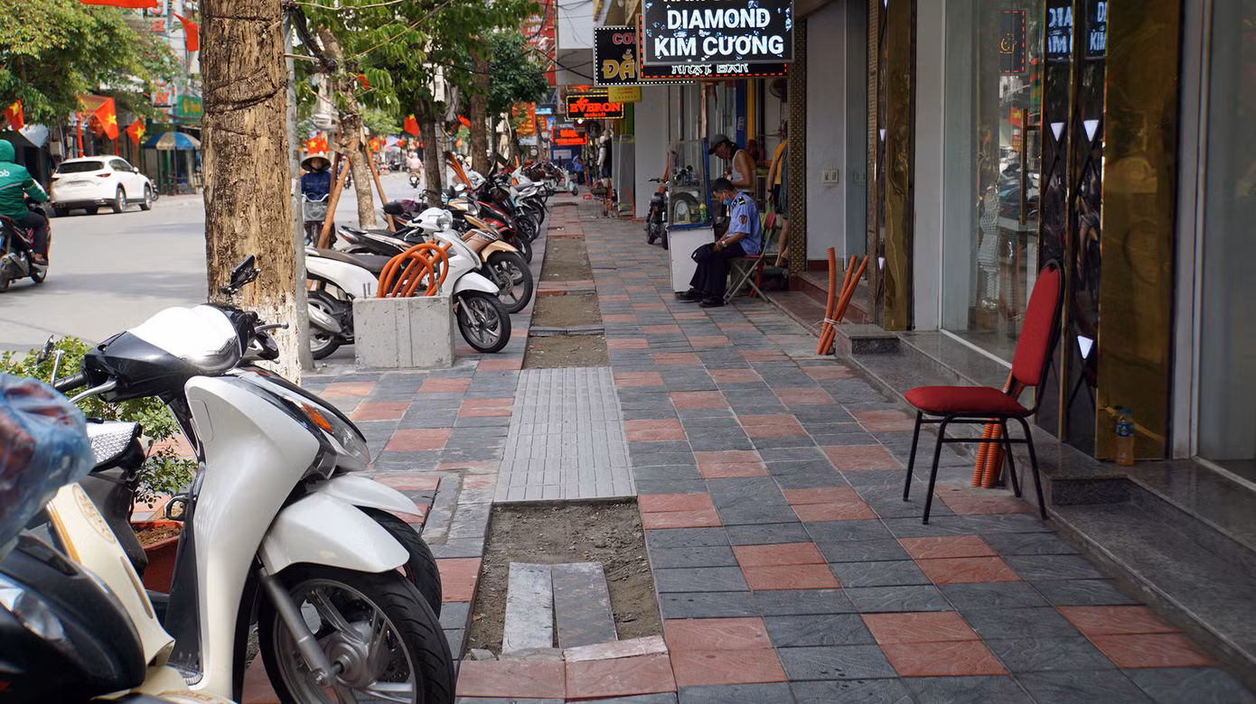 Ông Cao Xuân Đàm cũng cho biết, dọc phố dài hàng trăm mét được lát đá vỉa hè nhưng theo kiểu "gặm nhắm", "xôi đỗ".