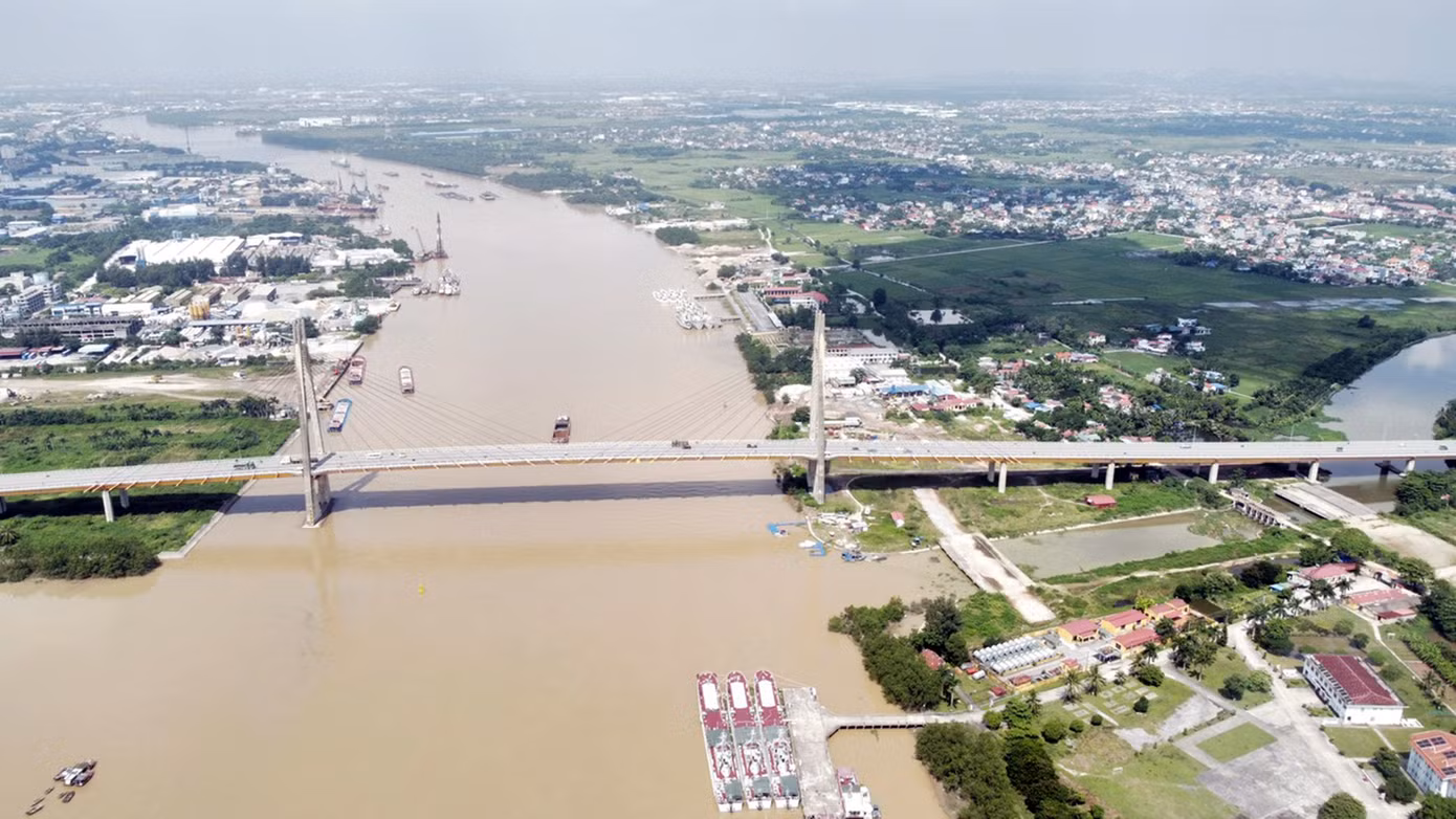 Trên thuyền dọc sông Cấm, người dân và du khách có thể trải nghiệm, ngắm nhìn Trung tâm Hành chính - chính trị thành phố Hải Phòng, các bến cảng, bến tàu, bến du thuyền, khu đô thị mới ven sông.
