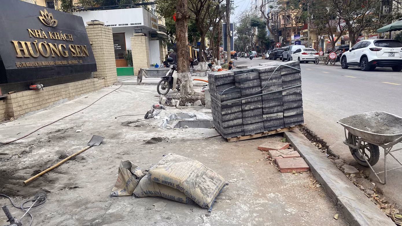 Cũng theo ghi nhận của PV Tiền Phong, vỉa hè nhiều tuyến phố trung tâm như: Minh Khai, Mê Linh, Hồ Xuân Hương, Lương Khánh Thiện, Cù Chính Lan... cũng đồng loạt được đơn vị thi công đào lên dịp cận Tết để cải tạo, lát đá.