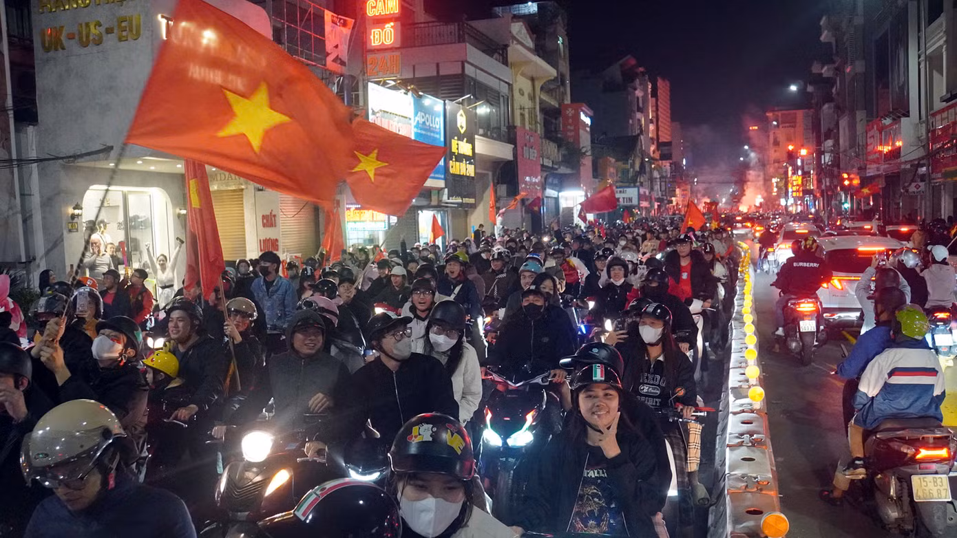 Cổ động viên từ người già đến trẻ nhỏ mang theo cờ, kèn trống, dán băng rôn... ra phố hò reo ăn mừng khiến hầu hết các tuyến đường trung tâm Hải Phòng kẹt cứng, giao thông tê liệt.