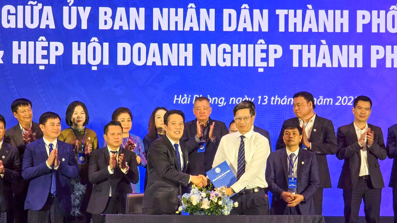 Ông Lê Anh Quân - Phó Chủ tịch Thường trực UBND TP Hải Phòng ký kết quy chế phối hợp với Hiệp hội doanh nghiệp thành phố.