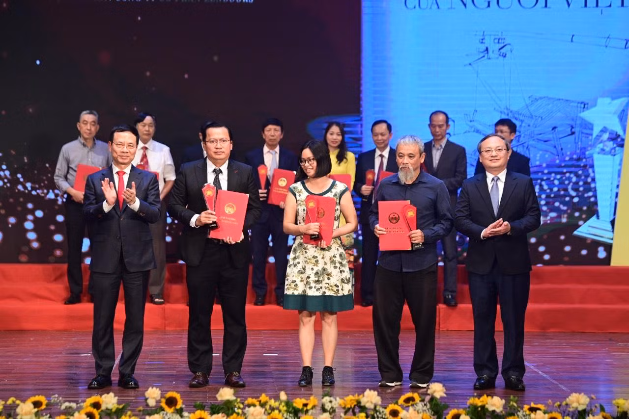 Ông Nguyễn Mạnh Hùng, Ủy viên Ban chấp hành Trung ương Đảng, Bộ trưởng Thông tin và Truyền thông, Phó trưởng Ban Tuyên giáo Trung ương và ông Đỗ Tiến Sỹ - Ủy viên Trung ương Đảng, Tổng giám đốc Đài tiếng nói Việt Nam - trao giải B. CXB.