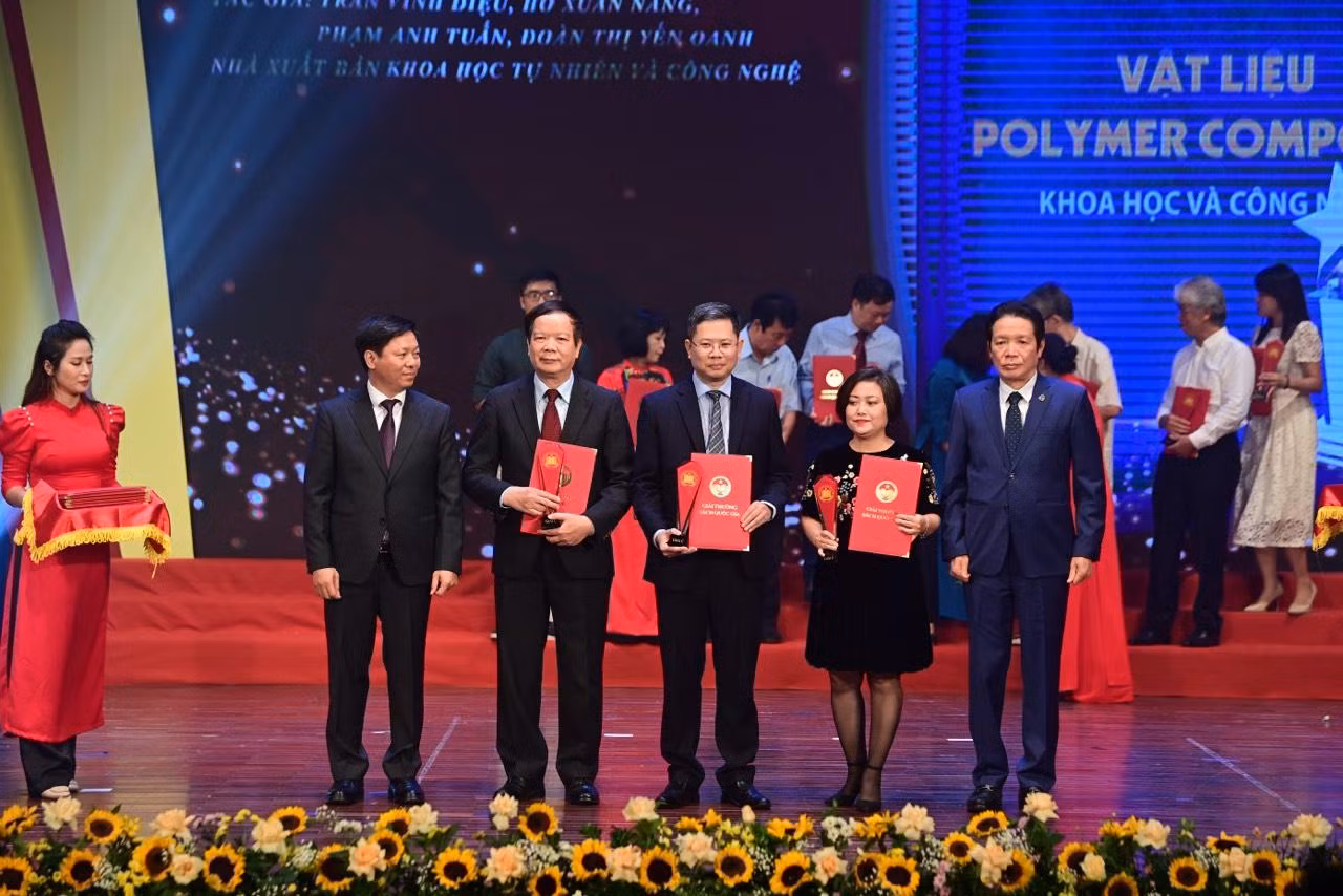 Ông Trần Thanh Lâm - Phó trưởng Ban Tuyên giáo Trung ương, ông Hoàng Vĩnh Bảo - Chủ tịch Hội Xuất bản Việt Nam, Chủ tịch Hội đồng Giải thưởng Sách quốc gia lần thứ năm - trao trao 16 giải C. Ảnh: CXB.