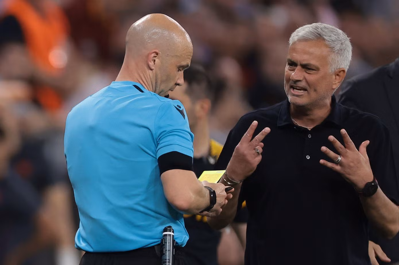 Mourinho lăng mạ trọng tài Taylor từ trong đến ngoài sân cỏ