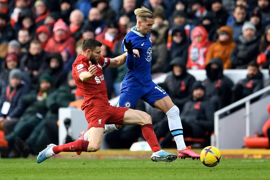 Mudryk khiến James Milner bó tay