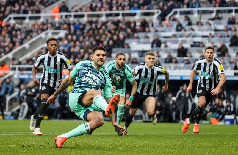 Mitrovic sút hỏng phạt đền theo cách không ai ngờ đến