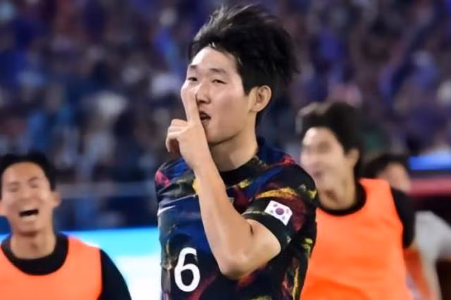 Hong Hyun-seok ăn mừng khiêu khích cổ động viên Trung Quốc