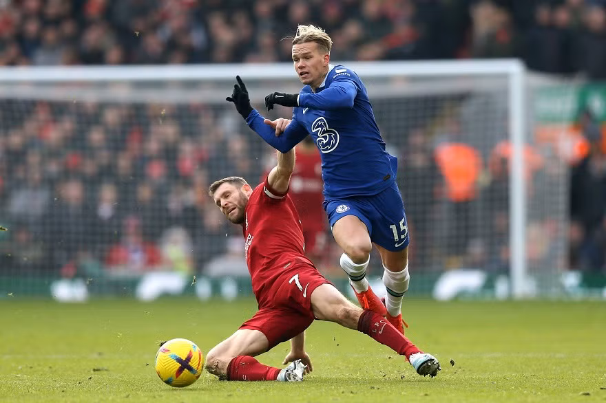 Mykhailo Mudryk khiến James Milner khốn khổ tại Anfield