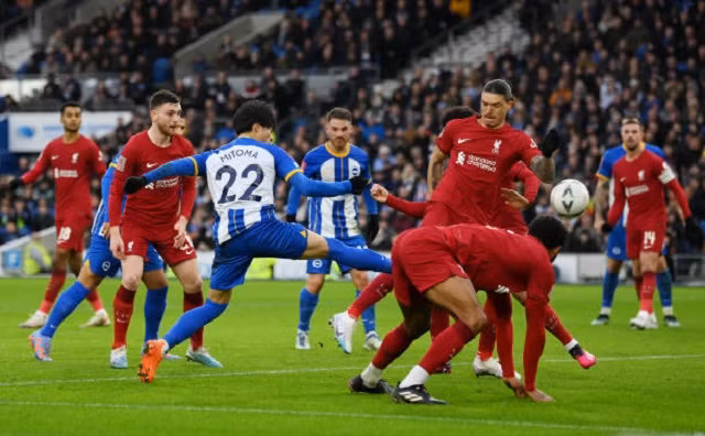 Mitoma ghi bàn tuyệt đẹp giữa vòng vây của Liverpool