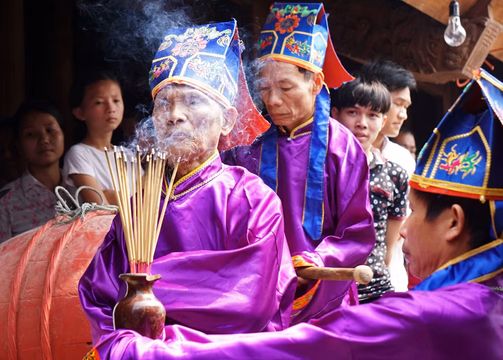 Nảy lửa cướp chiếu thiêng