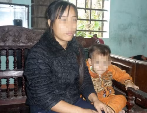Chị H. chỉ hiện trường nơi chiều ngày 13/11, cô N. đang xúc đất rồi cầm xẻng tấn công mình trước