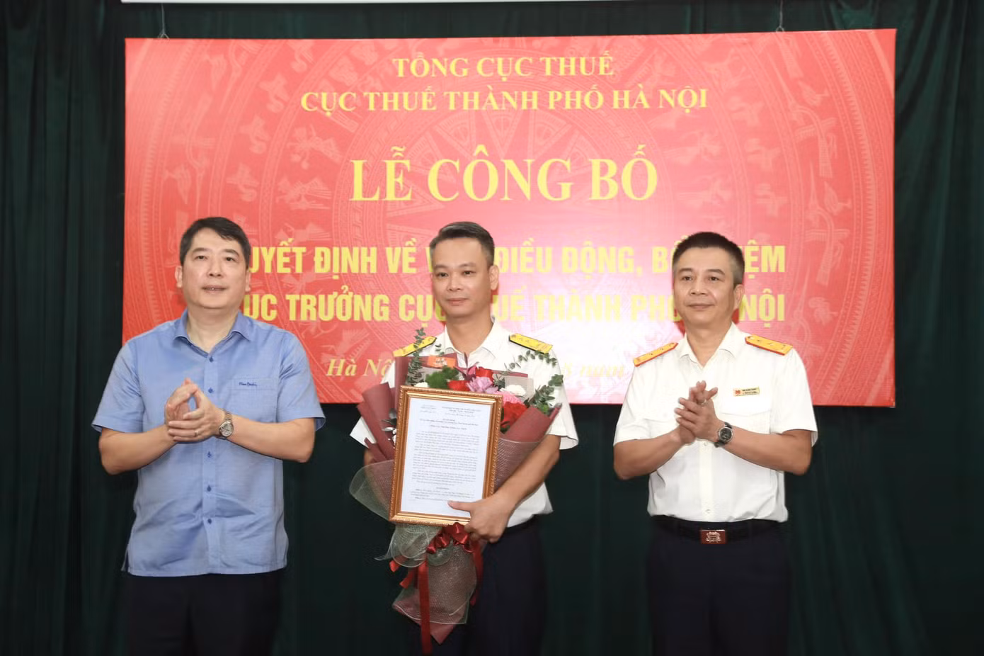 Thứ trưởng Bộ Tài chính Cao Anh Tuấn và Quyền Tổng cục trưởng Thuế Mai Xuân Thành trao quyết định bổ nhiệm Cục trưởng Thuế Hà Nội cho ông Vũ Mạnh Cường.