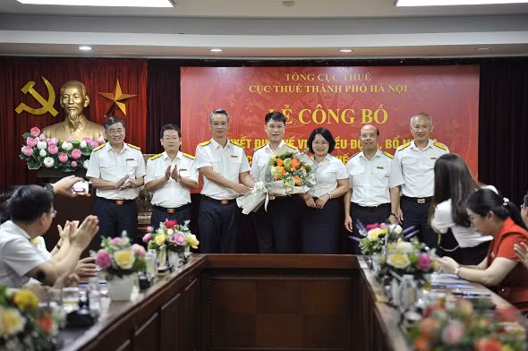 Ban lãnh đạo Cục Thuế Hà Nội tặng hoa, chúc mừng tân phó cục trưởng.
