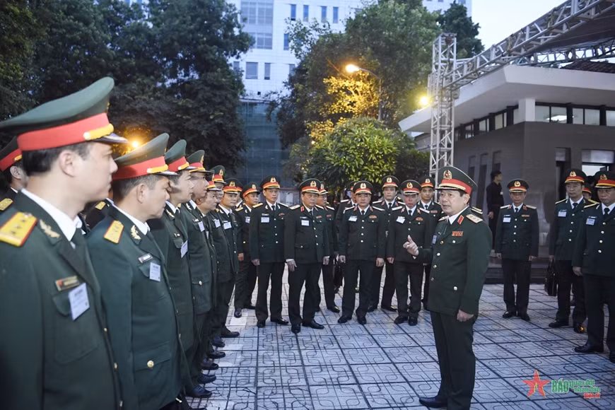 Thượng tướng Lê Huy Vịnh, Ủy viên Trung ương Đảng, Thứ trưởng Bộ Quốc phòng giao nhiệm vụ cho lực lượng Bảo vệ an ninh Quân đội. Ảnh: Tuấn Huy