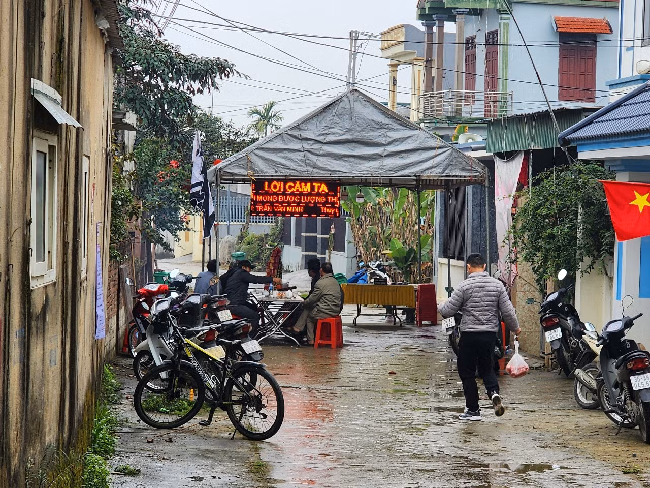Người thân lo hậu sự cho bà M.