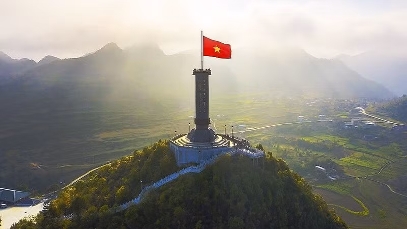 Cột cờ Lũng Cú nằm trên đỉnh Lũng Cú hay còn gọi là đỉnh núi gì?