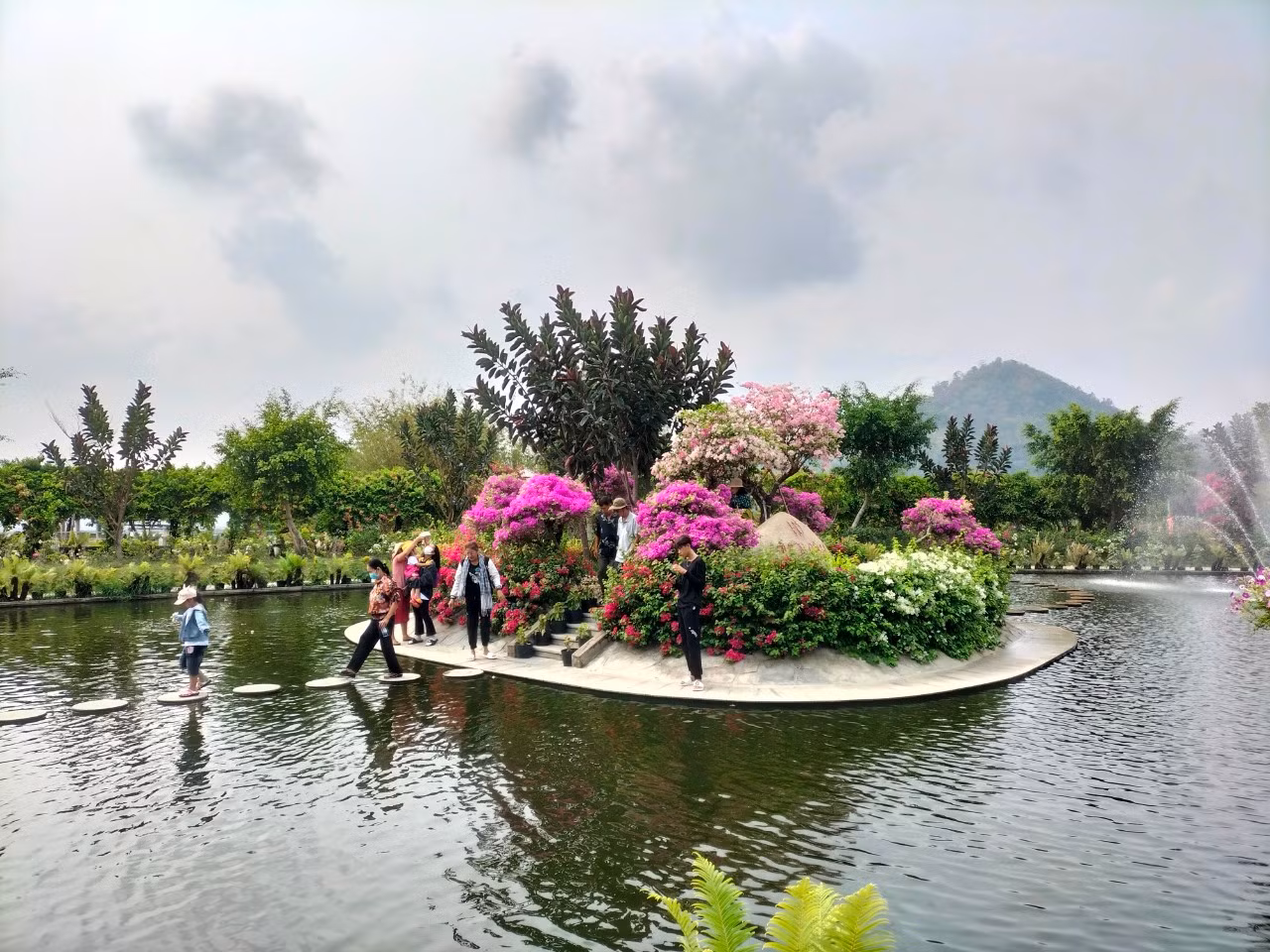 Gương nước Hồ Thiên Cảnh