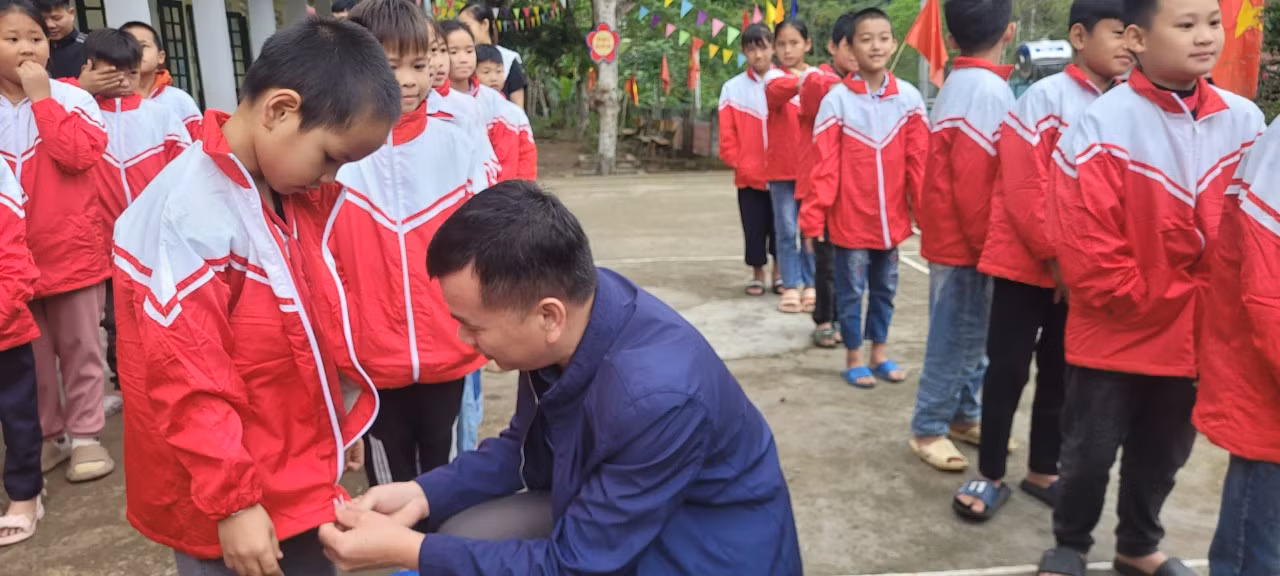 Các tổ chức, cá nhân tặng áo ấm cho học sinh Trường tiểu học Trung Lý 2, xã Trung Lý, huyện Mường Lát.