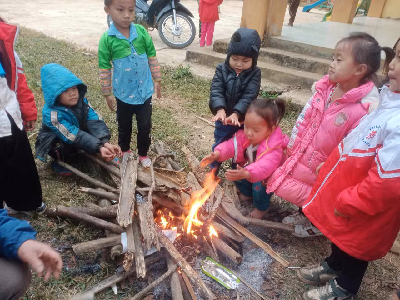 Trẻ em ở các bản Cơm, Hua Pù ở xã Pù Nhi sưởi ấm.