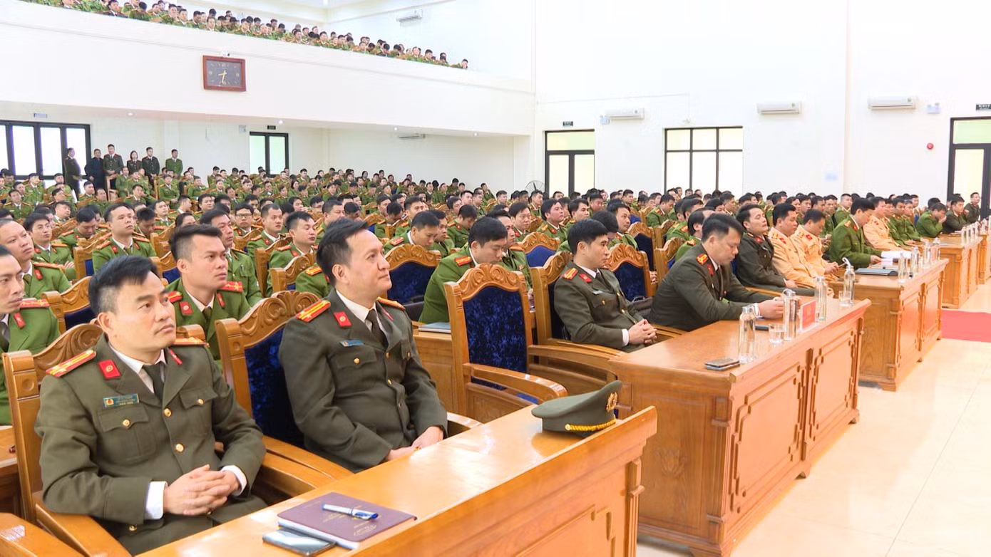 Cán bộ, chiến sỹ tham gia kỳ thi tuyển điều tra viên.