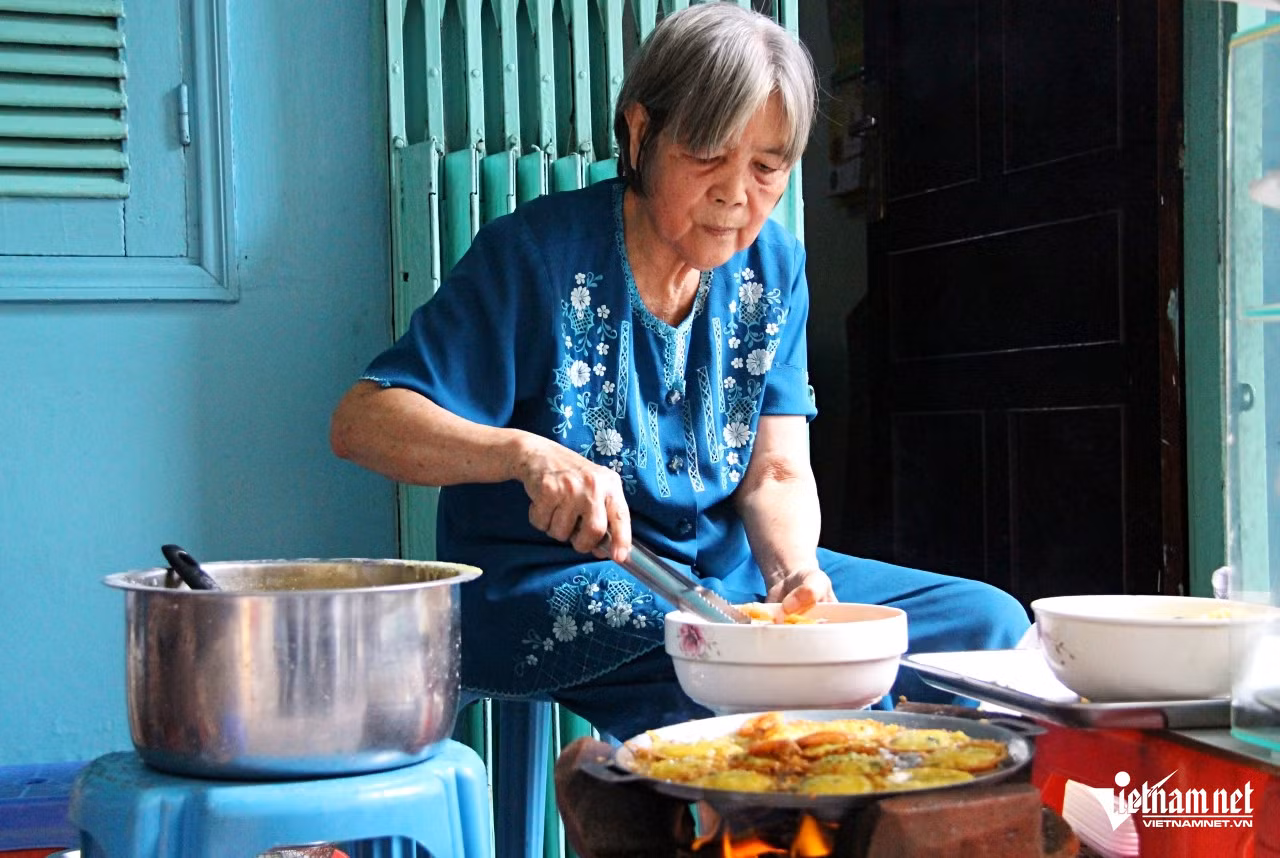 Bà Lệ bán bánh khọt để vui tuổi già. Ảnh: Hà Nguyễn
