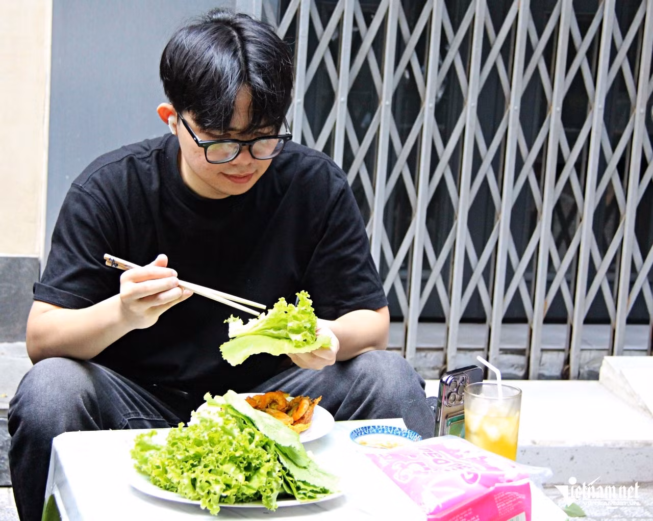 Tuấn Anh cho biết mình là "khách ruột" của quán vì bánh ở đây ngon, sạch sẽ nhưng giá cả lại vừa túi tiền. Ảnh: Hà Nguyễn