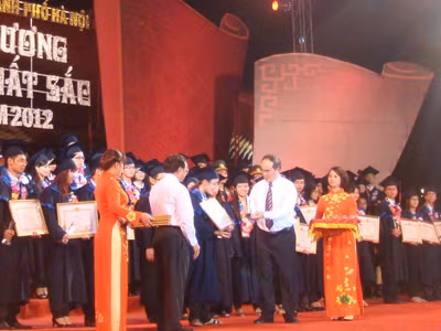 Tuyên dương thủ khoa tại Hà Nội. Ảnh: Nguyễn Hà