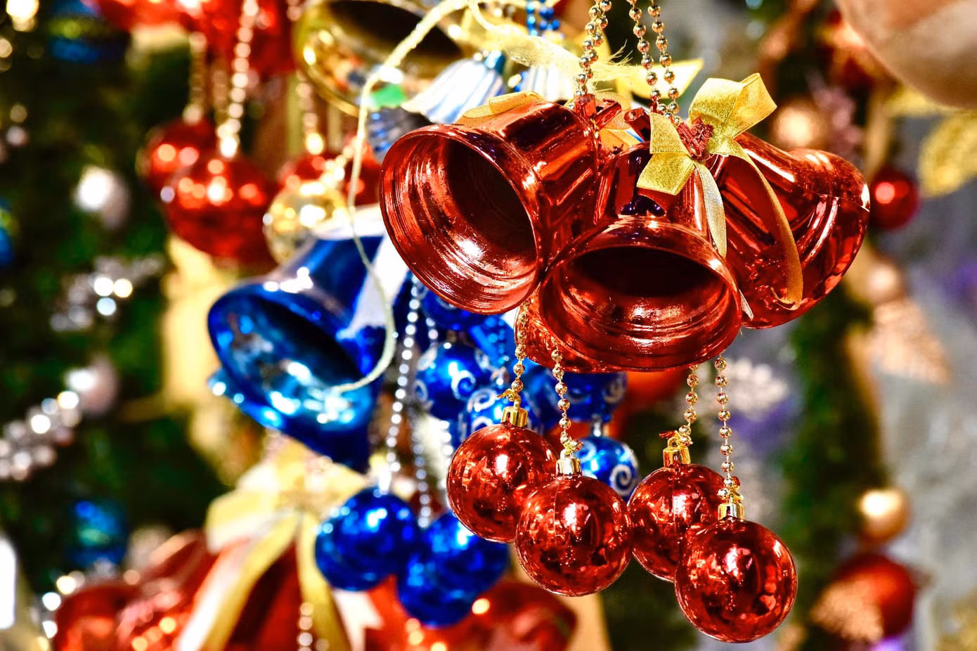 Vào dịp Giáng sinh, phố Hàng Mã khoe màu sắc rực rỡ của cây thông Noel, chuông, hoa, hình người tuyết hay vòng nguyệt quế,...