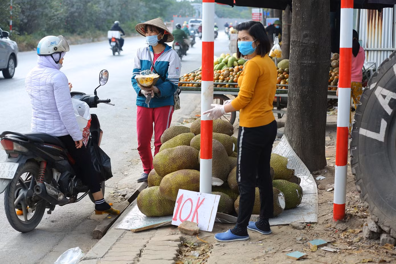 Người dân Hà Nội chung tay "giải cứu" mít bị ùn ứ do chưa được thông quan trên cửa khẩu Lạng Sơn.