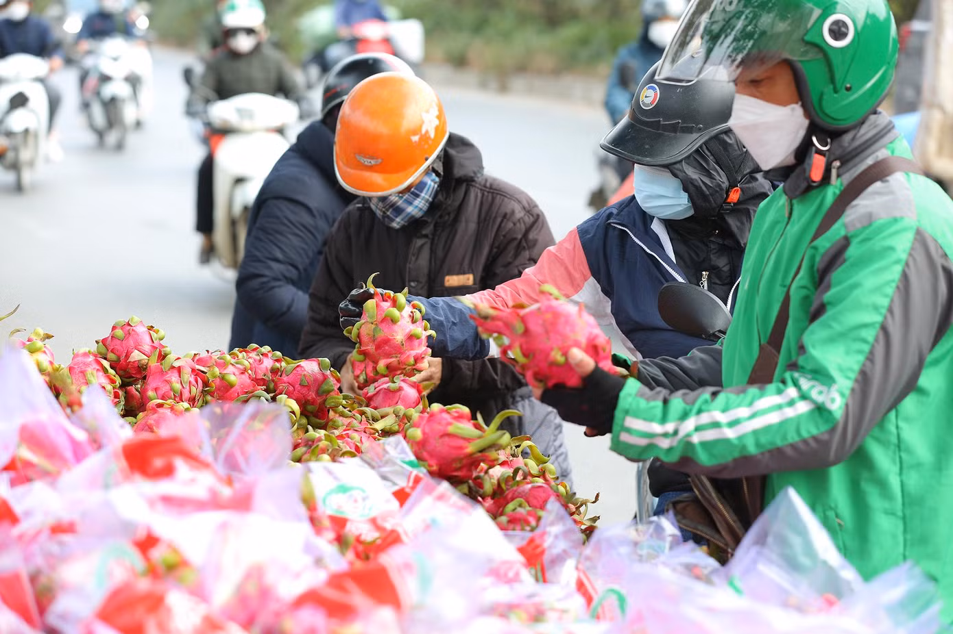 Người dân đi đường rất ngạc nhiên khi thấy những xe thanh long được đóng túi, hộp có dán tem truy xuất nguồn gốc rõ ràng.