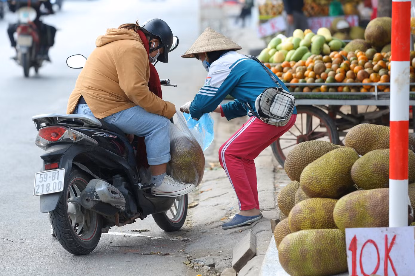 Trên nhiều hội nhóm, người dân đã chia sẻ thông tin, kêu gọi cùng nhau đến mua giải cứu nông sản cho người dân.