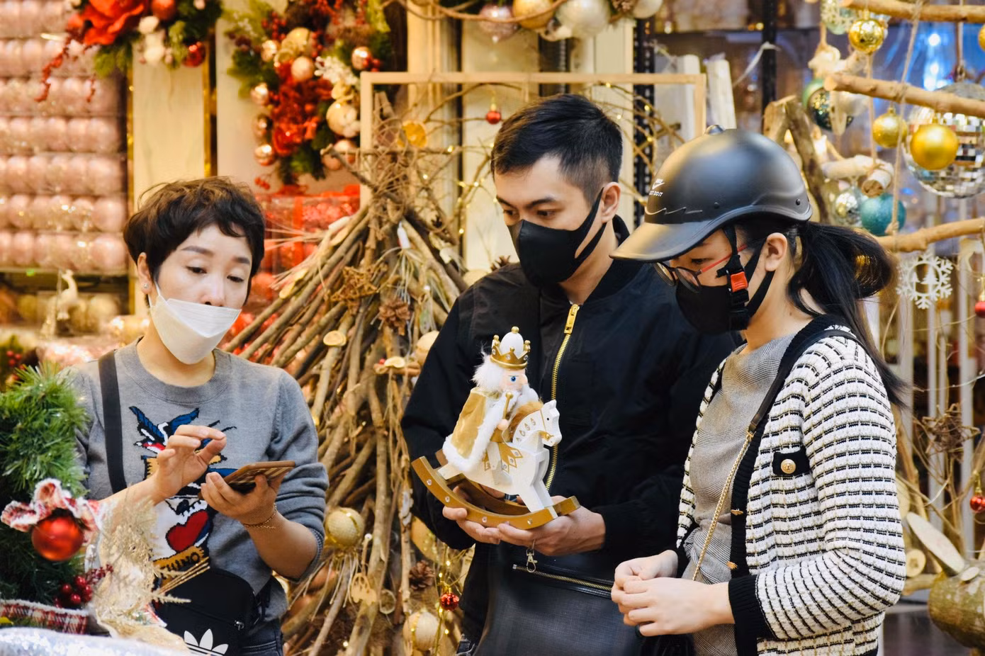 Một chủ cửa hàng kinh doanh tại đây chia sẻ: "Năm nay do tình hình dịch bệnh vẫn còn diễn biến phức tạp nên lượng tiêu thụ giảm sút, đa phần khách hàng là các hộ gia đình, chúng tôi vẫn nhập đủ các mặt hàng phong phú như mọi năm để phục vụ người dân".