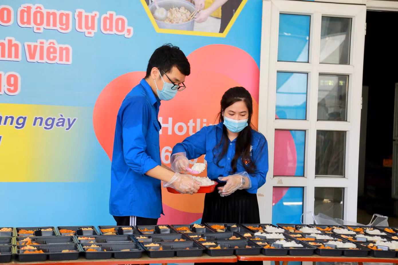 Mỗi ngày trung bình Bếp xanh phục vụ từ 600 - 700 suất cơm 2 bữa tiếp sức cho các y, bác sĩ, những người dân lao động tự do, sinh viên có hoàn cảnh khó khăn.