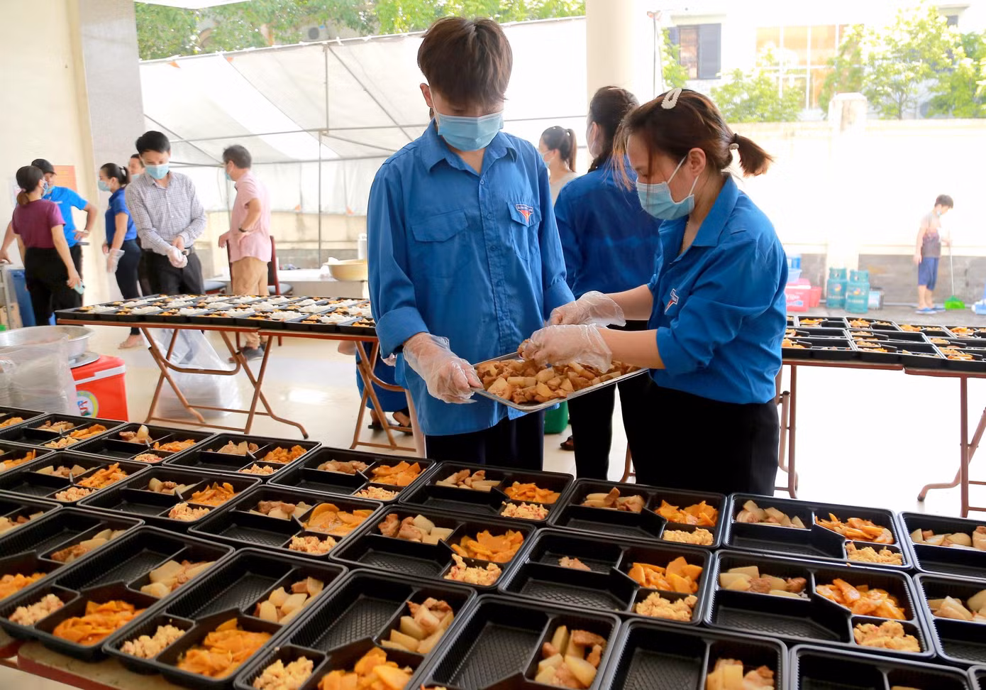 “Bếp xanh thanh niên” do Quận đoàn Hoàng Mai triển khai đã cung cấp hàng trăm suất ăn miễn phí hai bữa mỗi ngày cho lực lượng tuyến đầu chống dịch, người lao động tự do bị mất việc làm, người có hoàn cảnh khó khăn, sinh viên bị mắc kẹt do thực hiện giãn cách xã hội.
