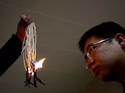 Đốt thử nghiệm sợi mì gói. Ảnh: CFP 