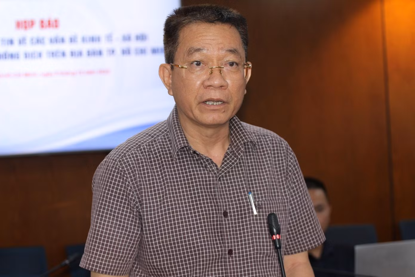 Ông Vũ Văn Điệp thông tin về việc TPHCM ngừng hợp đồng thuê máy bơm chống ngập tại buổi họp báo Ông Vũ Văn Điệp thông tin về việc TPHCM ngừng hợp đồng thuê máy bơm chống ngập tại buổi họp báo