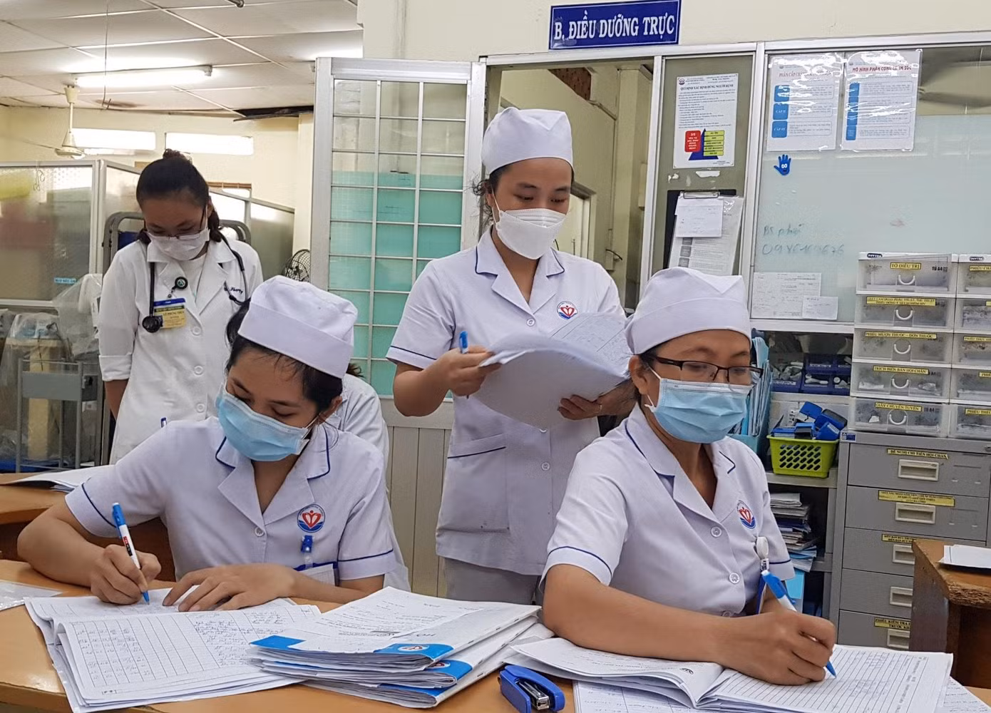 Thu nhập của nhân viên y tế chỉ đảm bảo được một phần đời sống đang là thách thức của ngành y