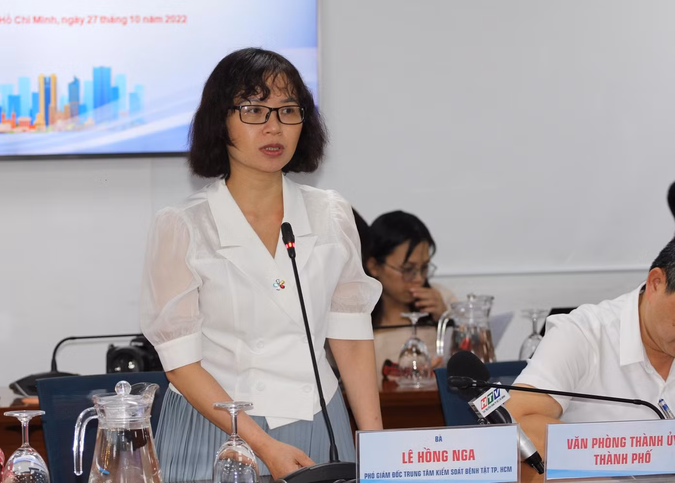 Bà Lê Hồng Nga cung cấp thông tin về dịch bệnh và vắc xin tại buổi họp báo