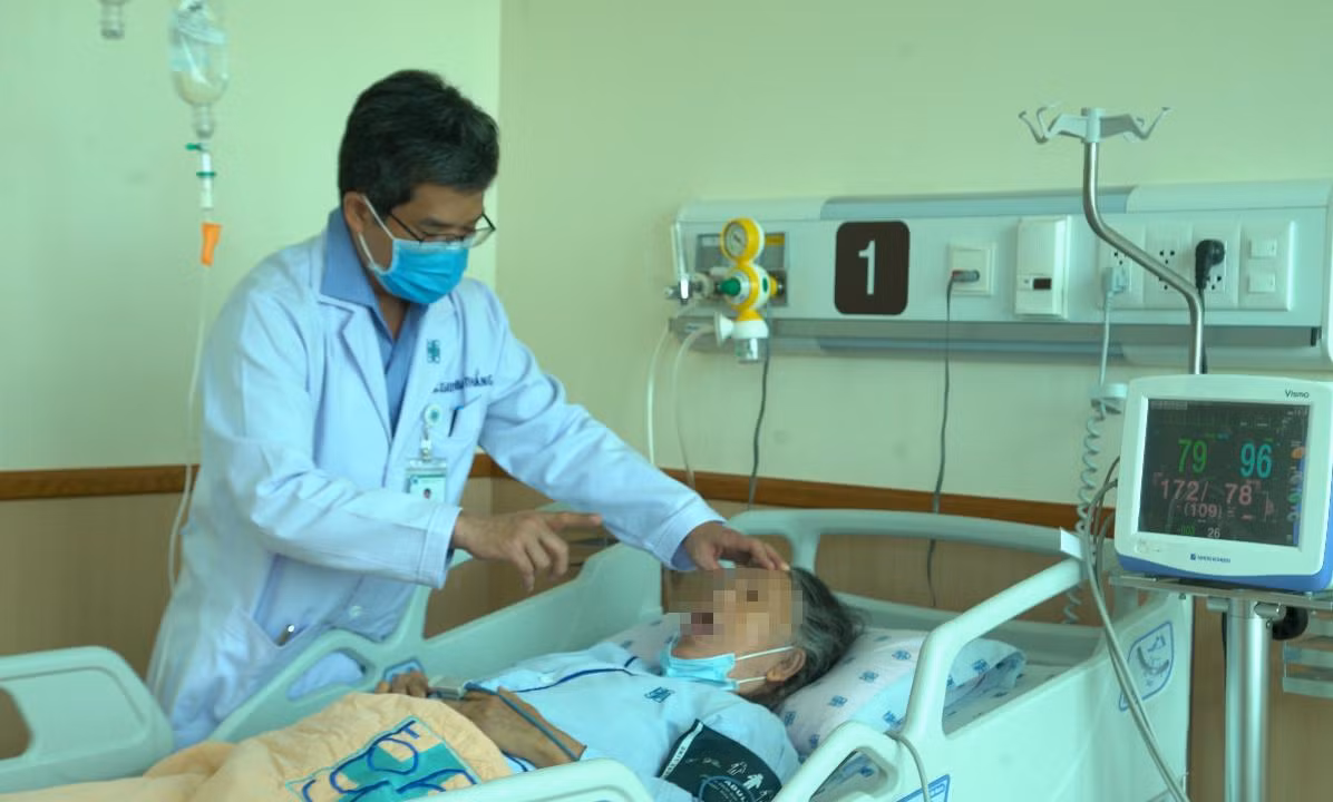 Bác sĩ thăm khám cho bệnh nhân đột quỵ điều trị tại Bệnh viện Đại học Y Dược TPHCM Bác sĩ thăm khám cho bệnh nhân đột quỵ điều trị tại Bệnh viện Đại học Y Dược TPHCM