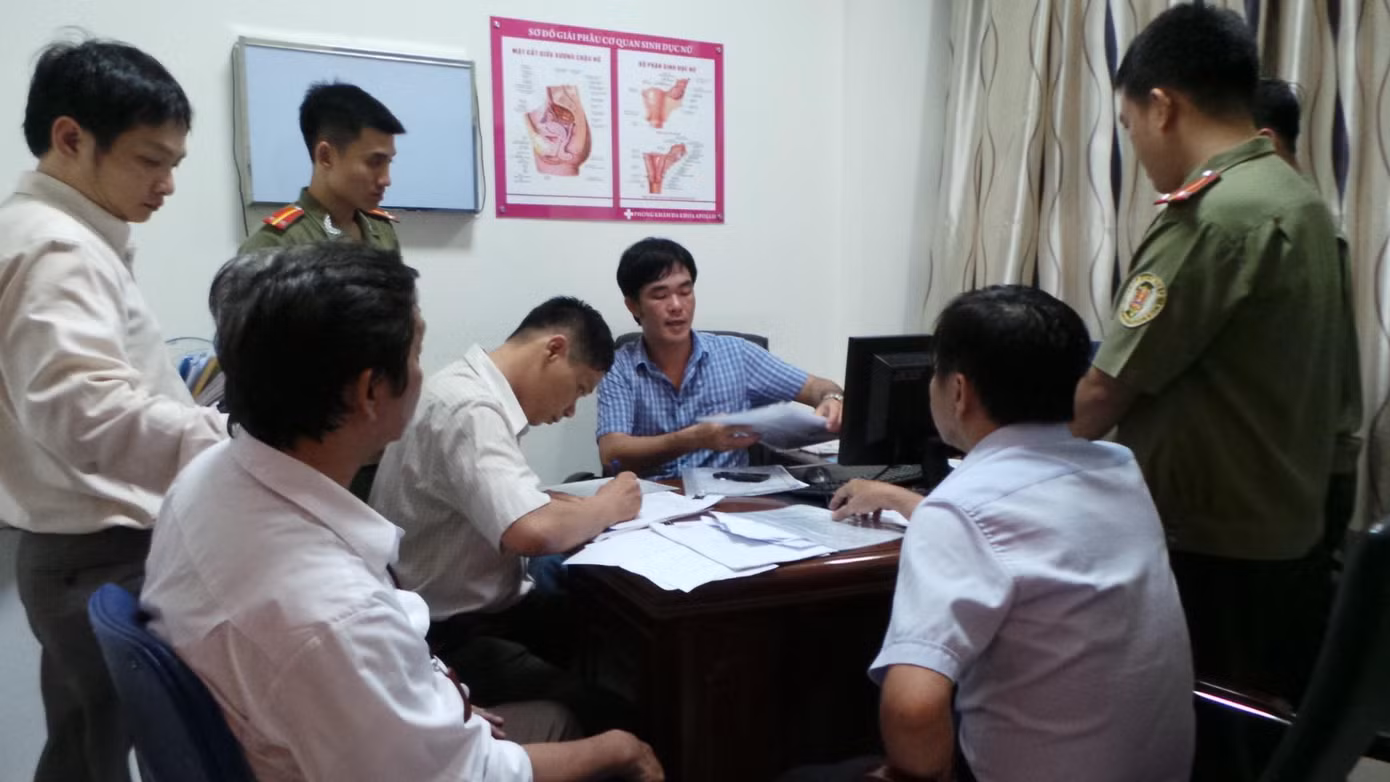 Lực lượng chức năng kiểm tra một cơ sở sai phạm bị phản ánh "vẽ bệnh moi tiền"