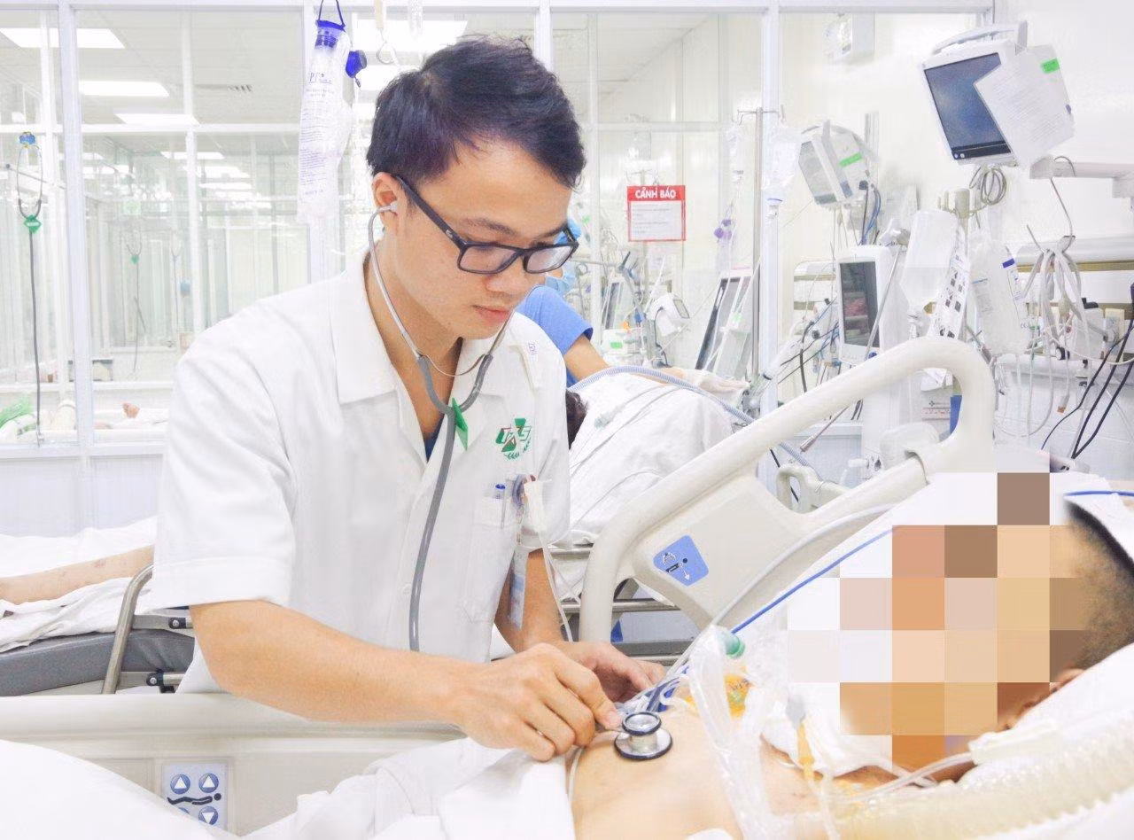 Hiện tình trạng sức khỏe của người bệnh đã có diễn tiến khả quan, đang được tập cai máy thở